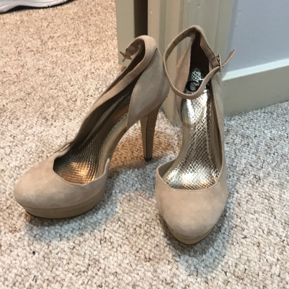 Nude heels! 👠